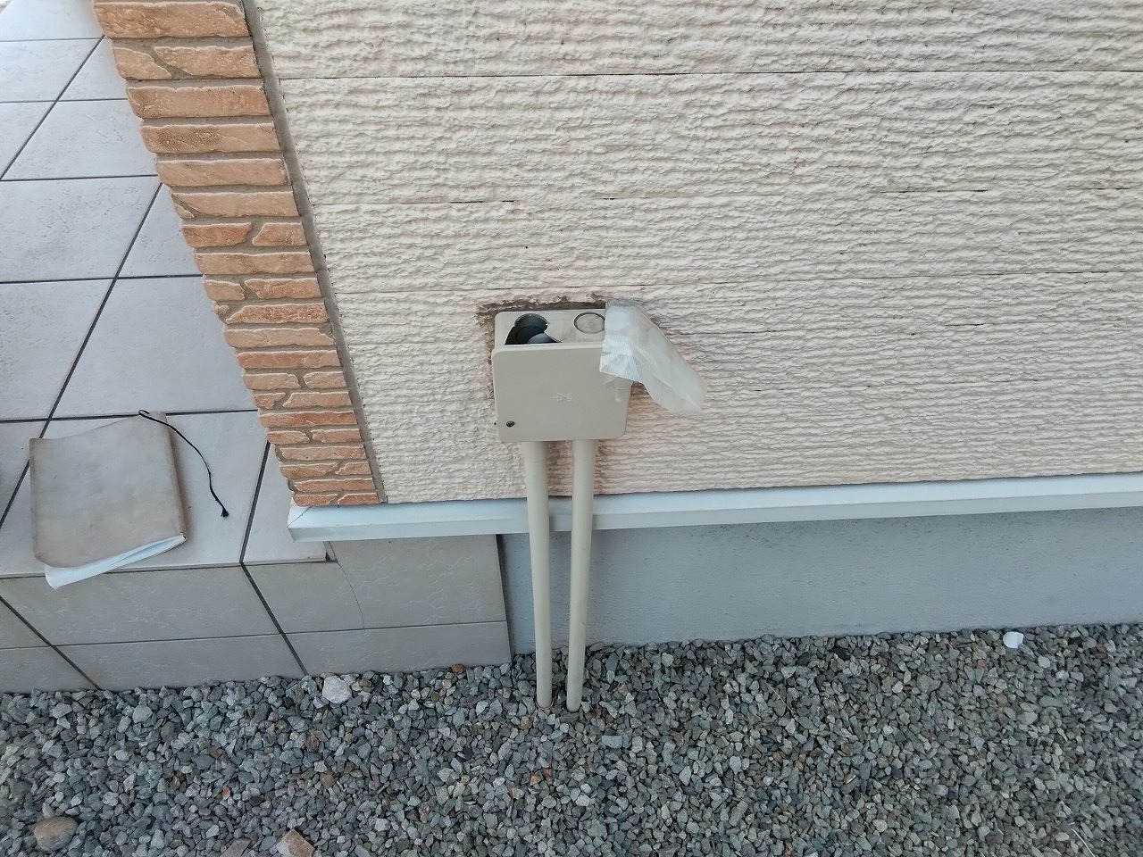 雹　配線ケース割れ